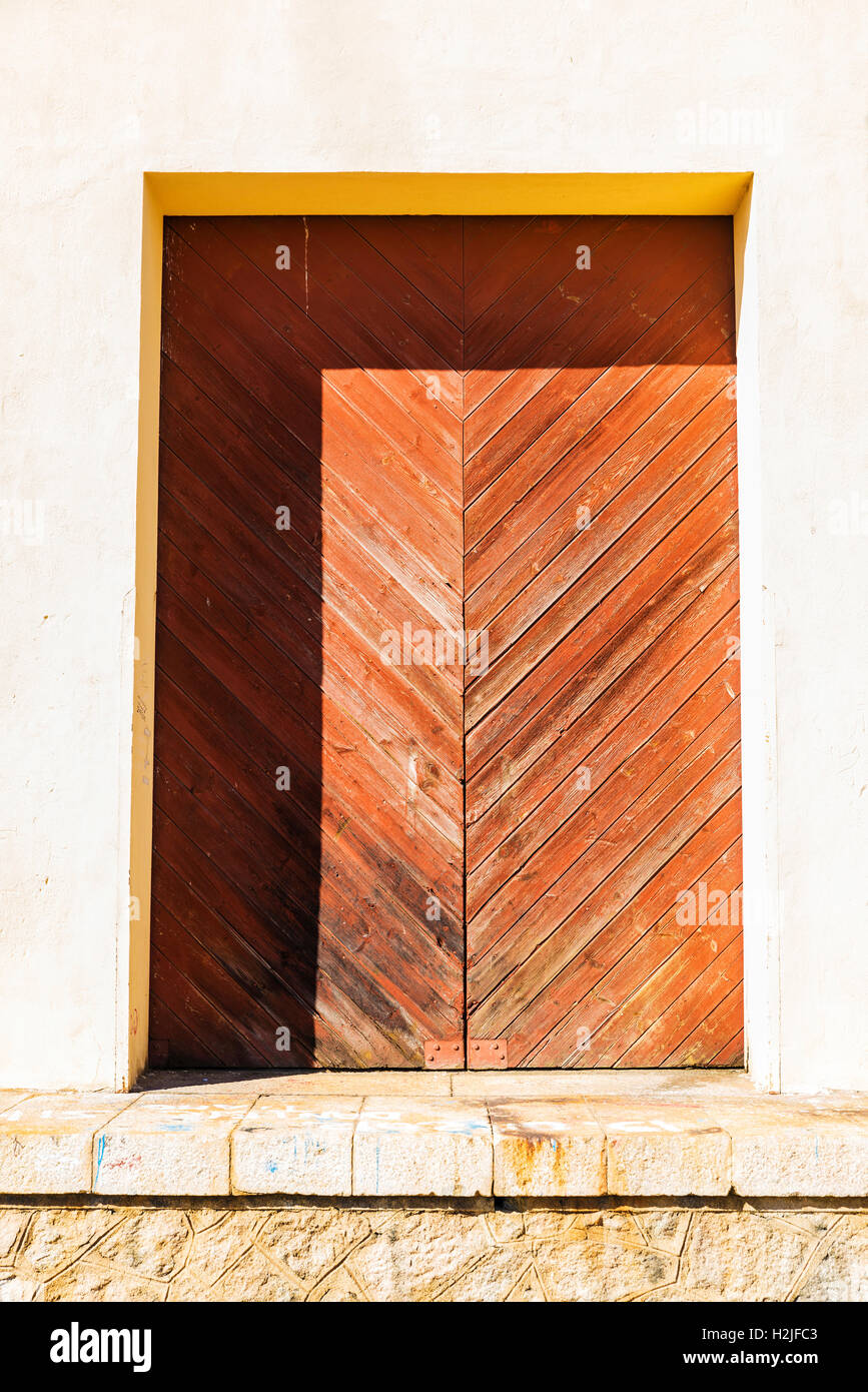 Alte Holztür als Hintergrund in den Hafen von Olbia, Sardinien, Italien Stockfoto