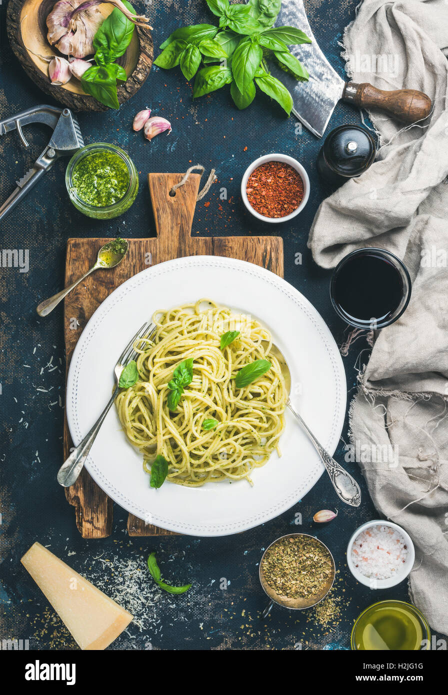 Spaghetti mit Pesto-Soße, Parmesan-Käse, Basilikum und Wein Stockfoto