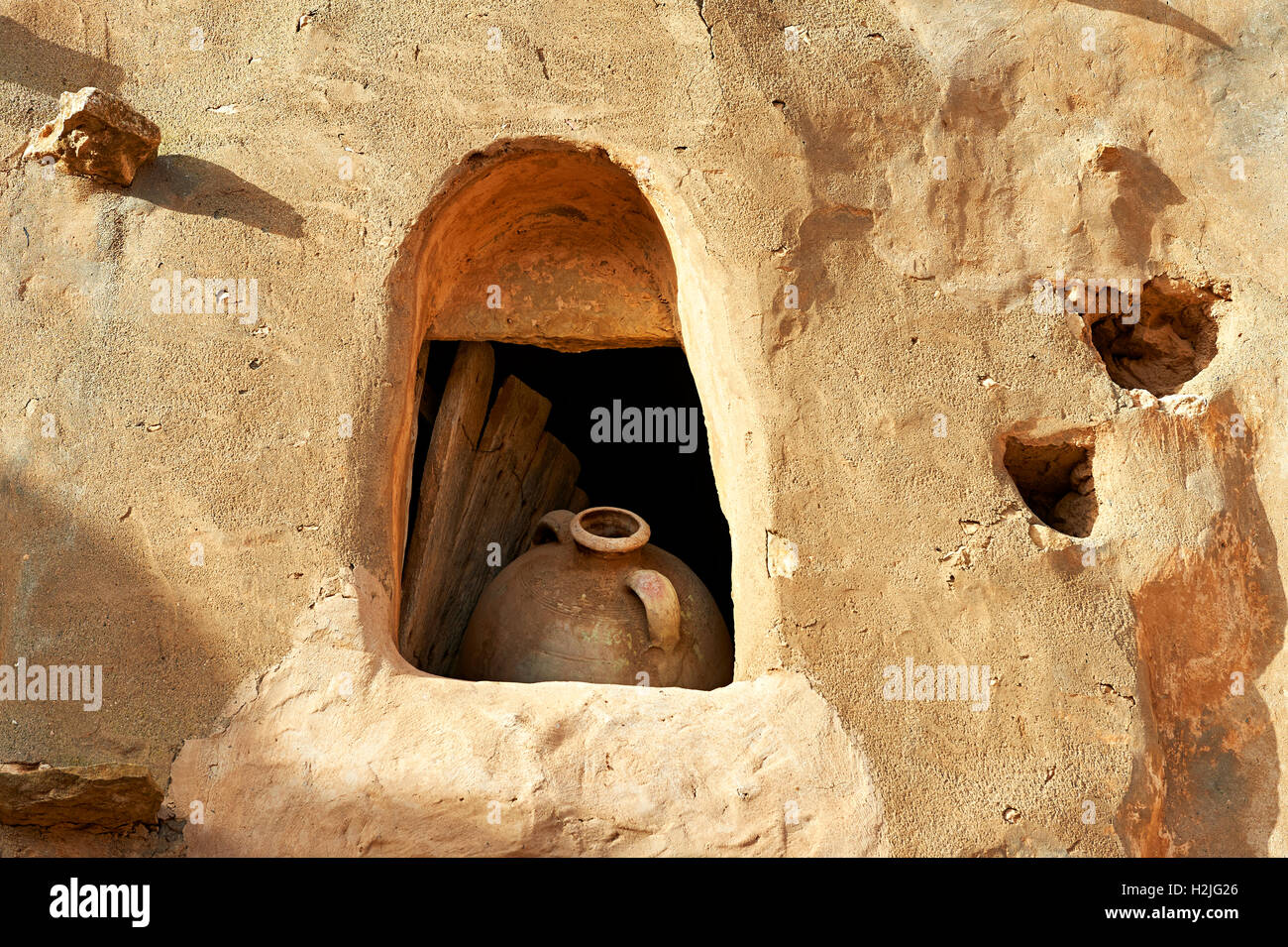 Ksar Ouled Soltane, gewölbte eine traditionelle befestigte Berber Adobe Getreidespeicher Ghorfas, nördlichen Sahara Tataouine. Tunesien, Afrika Stockfoto