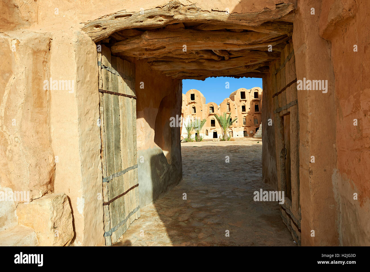 Ksar Ouled Soltane, gewölbte eine traditionelle befestigte Berber Adobe Getreidespeicher Ghorfas, nördlichen Sahara Tataouine. Tunesien, Afrika Stockfoto