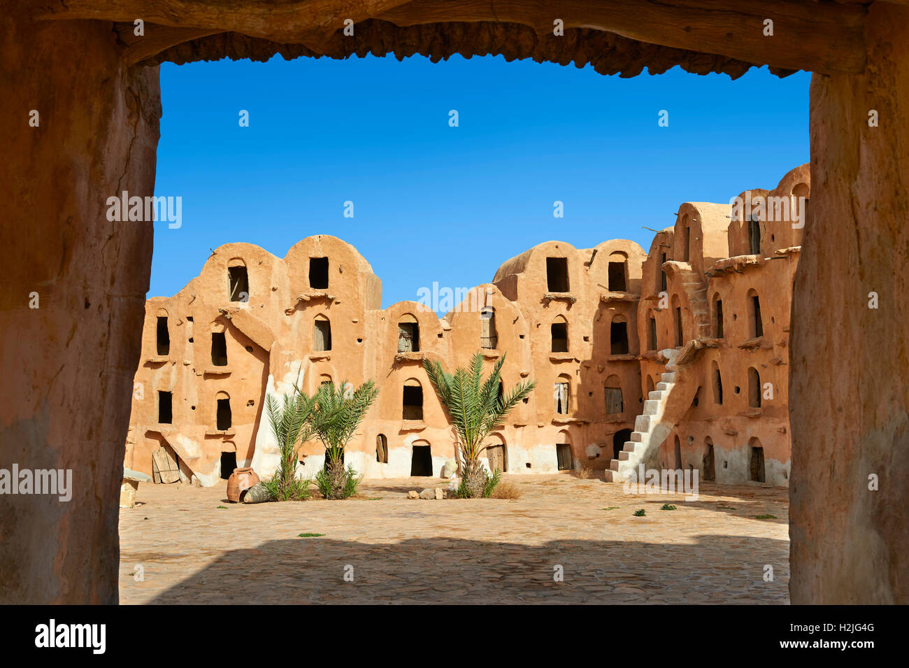 Ksar Ouled Soltane, gewölbte eine traditionelle befestigte Berber Adobe Getreidespeicher Ghorfas, nördlichen Sahara Tataouine. Tunesien, Afrika Stockfoto