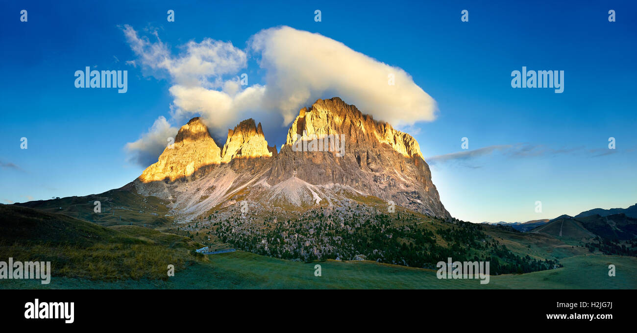 Die Saslonch, Langkofel oder Langkofel Bergkette, aus dem Sellajoch, Dolomiten, Trentino, Italien. Stockfoto