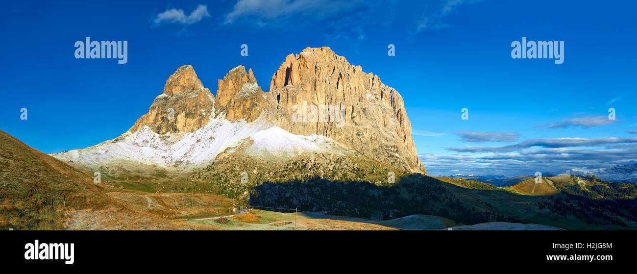 Die Saslonch, Langkofel oder Langkofel Bergkette, aus dem Sellajoch, Dolomiten, Trentino, Italien. Stockfoto