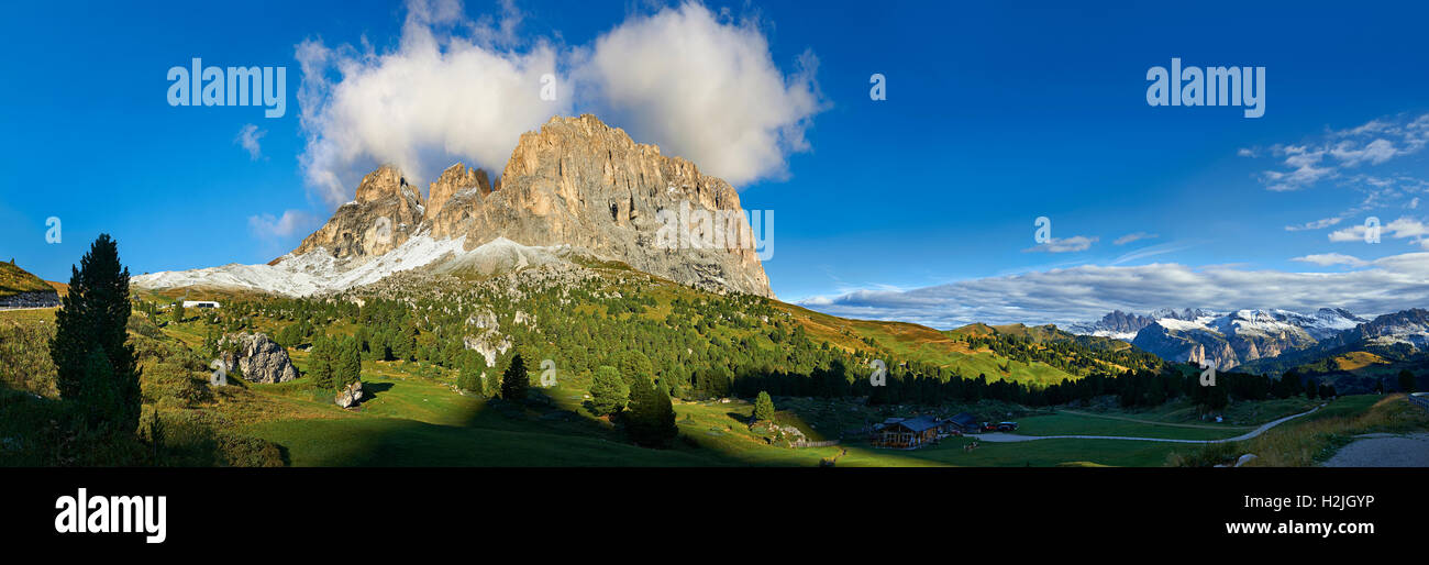 Die Saslonch, Langkofel oder Langkofel Bergkette, aus dem Sellajoch, Dolomiten, Trentino, Italien. Stockfoto