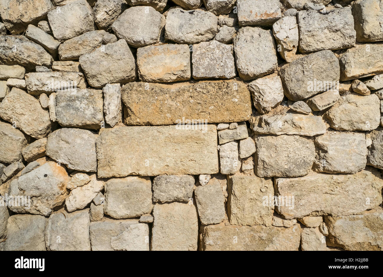 Traditionelle Mauer aus Steinen ohne Kalk gebaut. Trockenmauer. Stockfoto