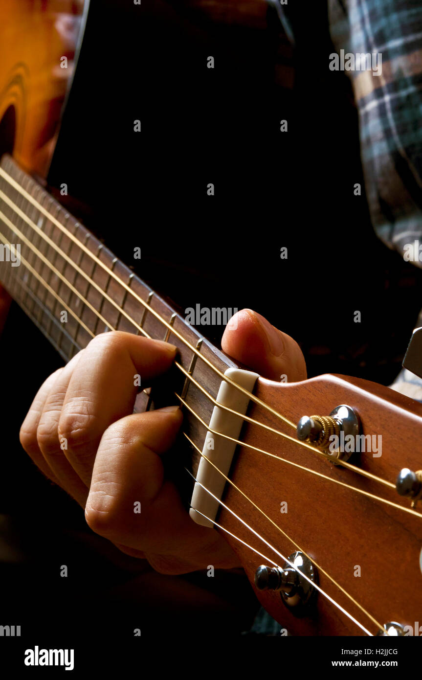 Gitarrist Hand spielen, Nahaufnahme Stockfoto