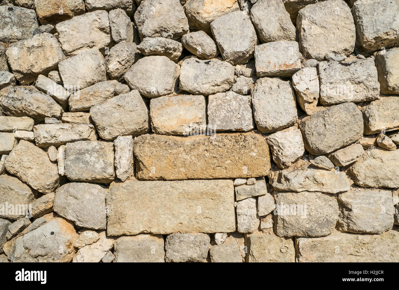 Traditionelle Mauer aus Steinen ohne Kalk gebaut. Trockenmauer. Stockfoto