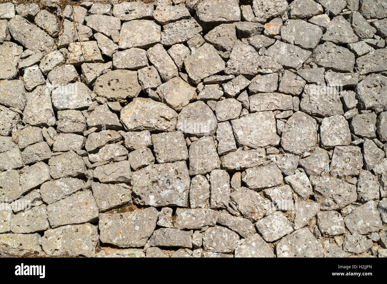 Traditionelle Mauer aus Steinen ohne Kalk gebaut. Trockenmauer. Stockfoto