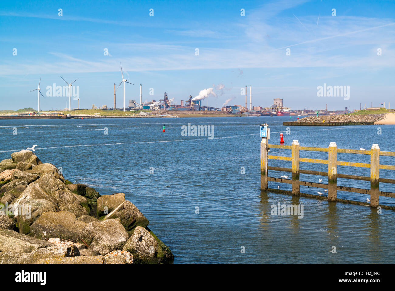 Nordseekanal und Stahl Industrie-Anlage im Hafen IJmuiden bei Amsterdam, Niederlande Stockfoto