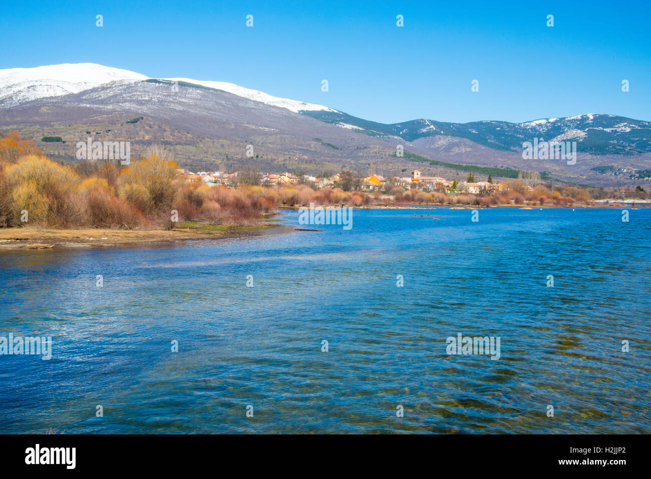 Pinilla Reservoir und Überblick über das Dorf. Pinilla del Valle, Provinz Madrid, Spanien. Stockfoto