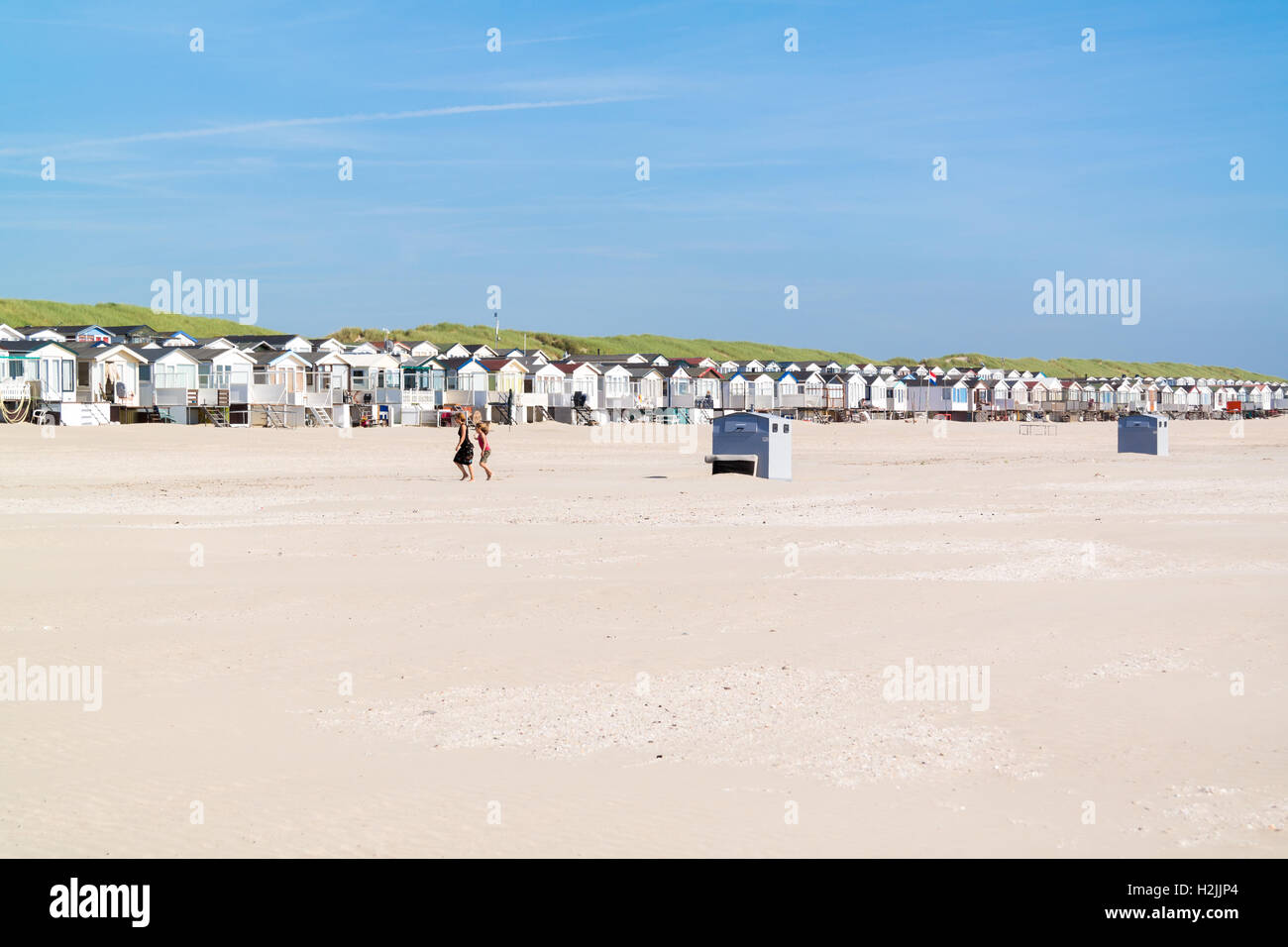 Reihe von Strandhäuser oder Hütten am Strand von IJmuiden an der Nordseeküste in Holland Stockfoto
