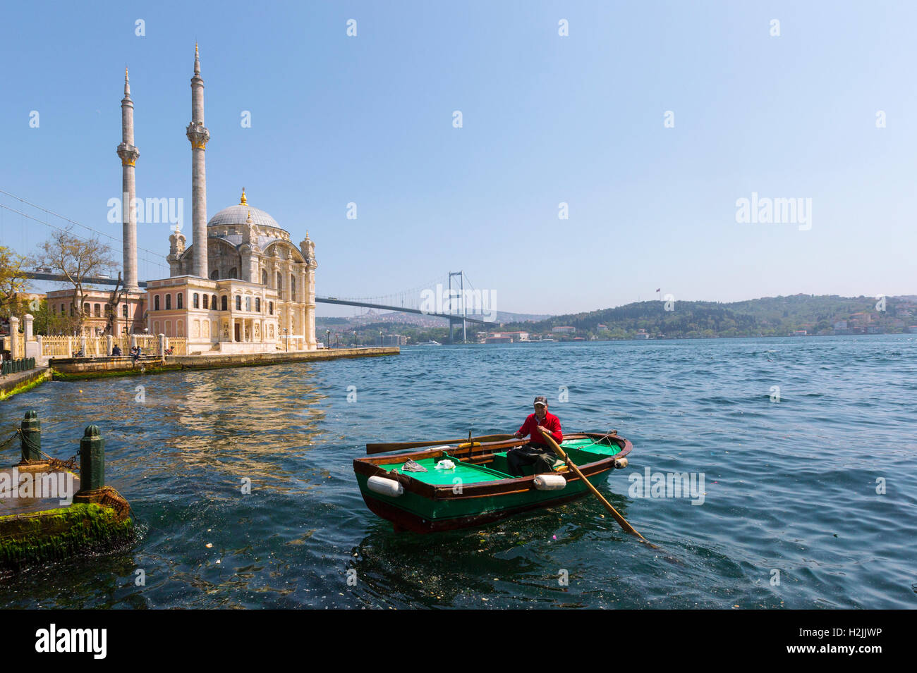 Fischer in seinem Boot auf dem Bosporus in Istanbul, Türkei. Stockfoto