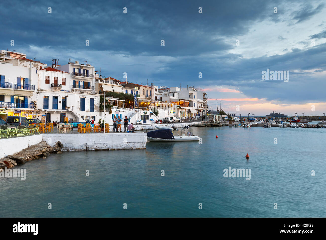 Batsi Dorf an der Küste von Andros Insel in Griechenland