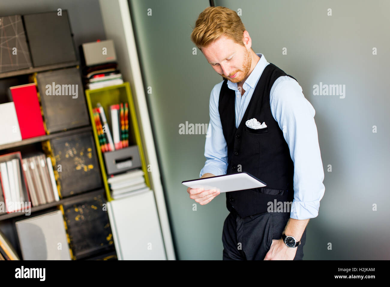 Blick auf den Geschäftsmann mit einem Tablet-PC im Büro Stockfoto