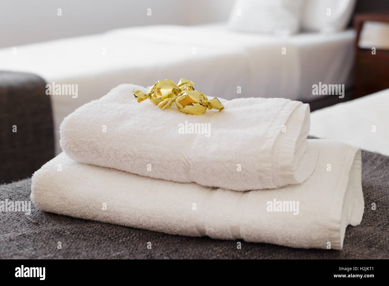 Bett mit frischen Handtüchern und Annehmlichkeiten Stockfoto