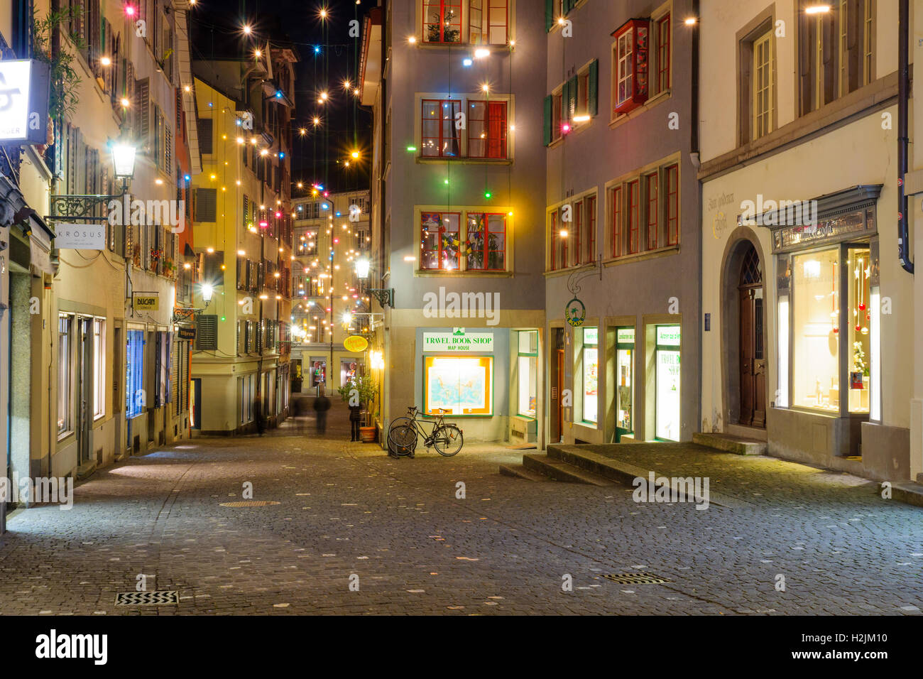 Zürich, Schweiz - 24. Dezember 2015: Nacht Straßenszene in der Altstadt (Altstadt), mit Weihnachten Dekoration Lampen in multi Stockfoto