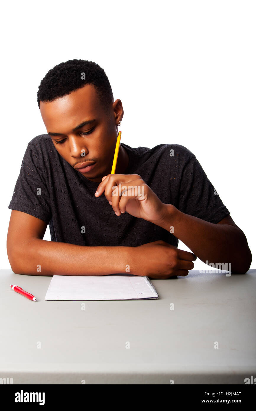 Hübsche Studentin denken, Konzentration, Fokussierung für Test-Prüfung am Schreibtisch, auf weiß. Stockfoto