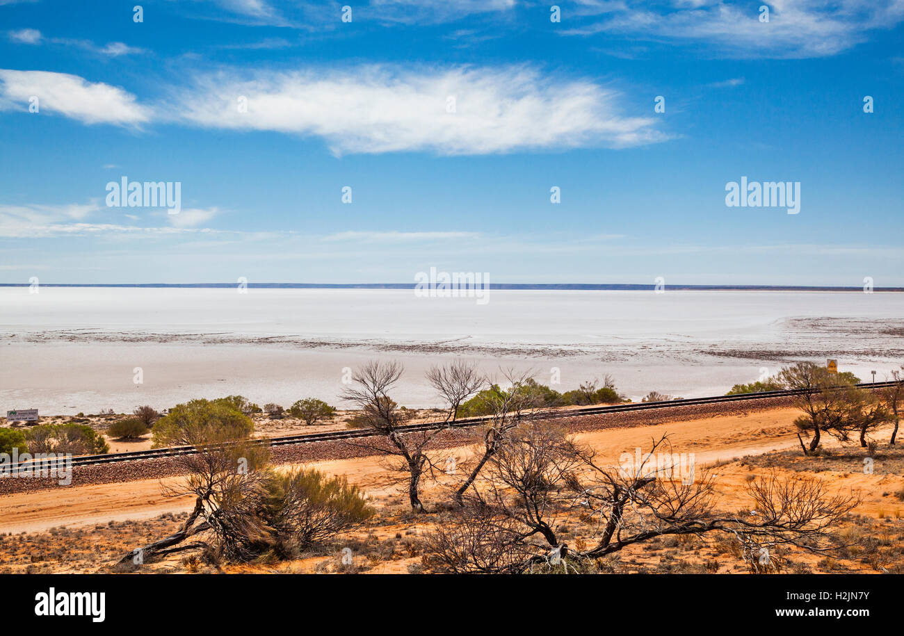 Bahnstrecke von der neuen Ghan im See Hart in der Nähe der Stuart Highway, South Australia Stockfoto
