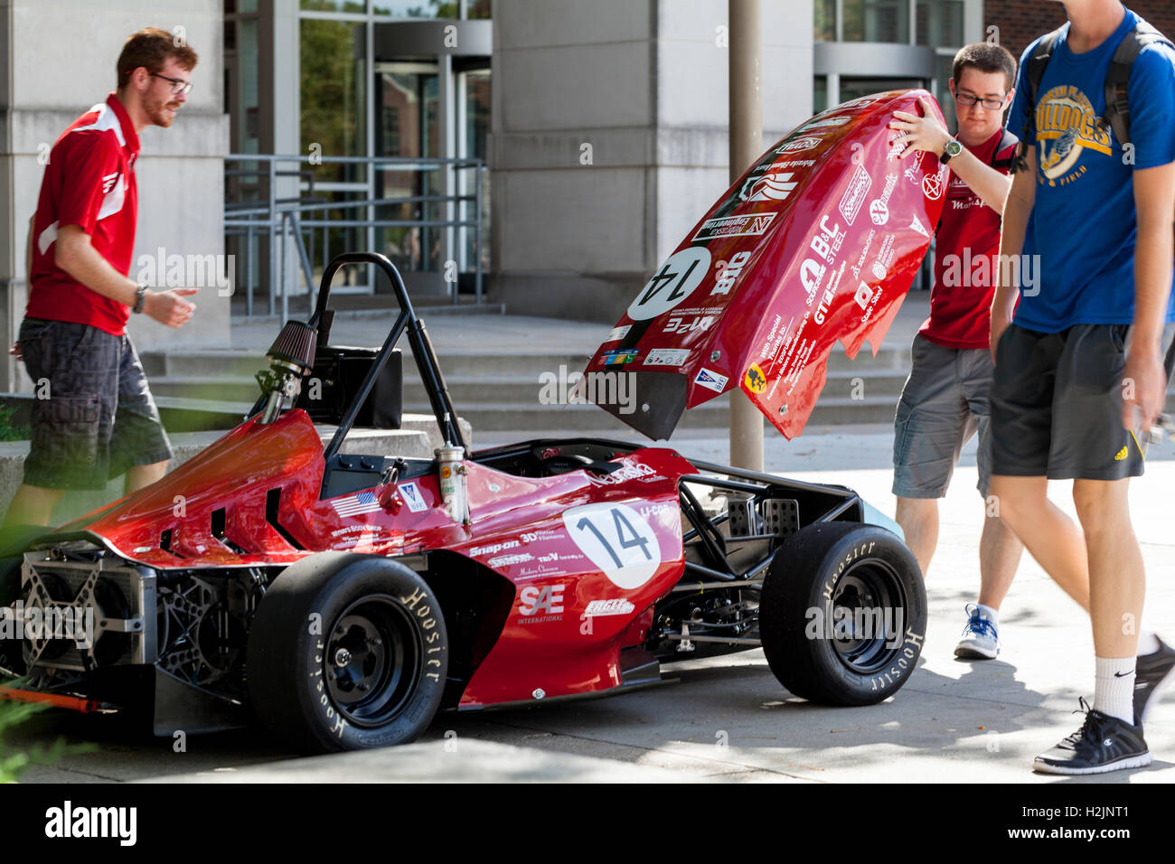Studenten stellen Verkleidung auf kleinen Rennwagen. Stockfoto