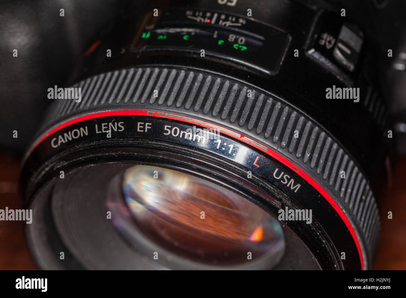 Canon EF 50mm f/1.2 Objektiv zeigt Verschleiß am Objektivring. Stockfoto