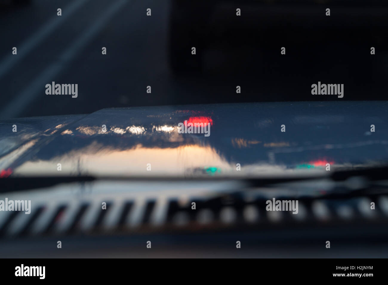 Am Abend Reflexion aus der schlecht gemalt Automobil Haube. Stockfoto