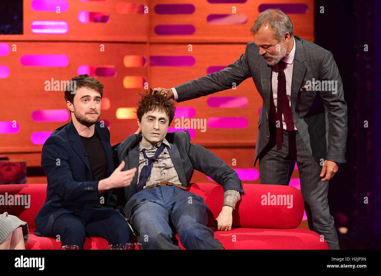 Daniel Radcliffe mit dem Modell des selbst im Film Schweizer Armee Mann und Gastgeber Graham Norton während der Dreharbeiten von The Graham Norton Show in den Londoner Studios in London, am Freitag Abend auf BBC1 ausgestrahlt werden. Stockfoto