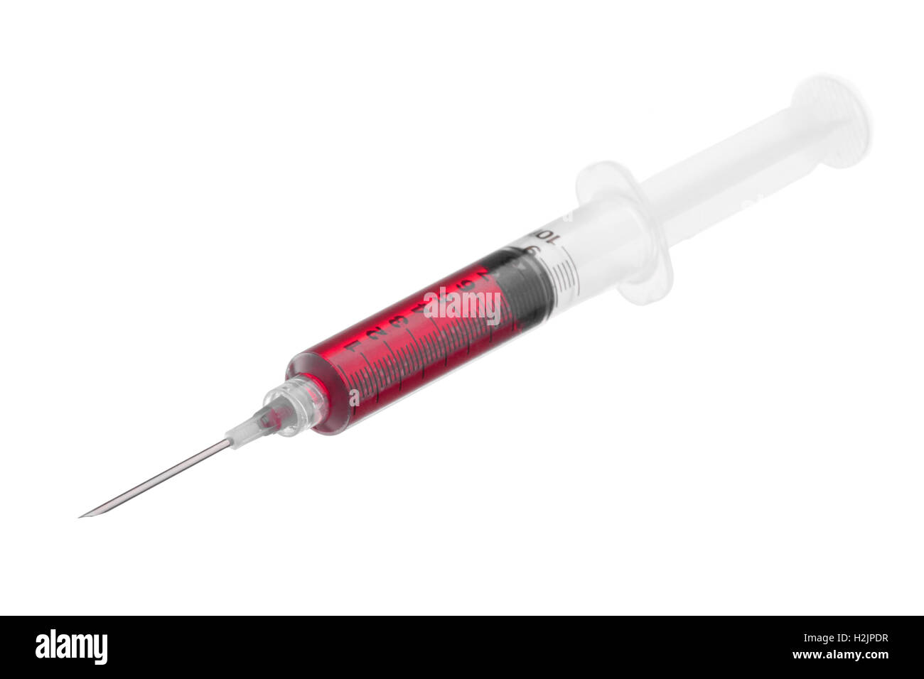 Einweg-Spritze voller Blut auf reinen weißen Hintergrund isoliert Stockfoto
