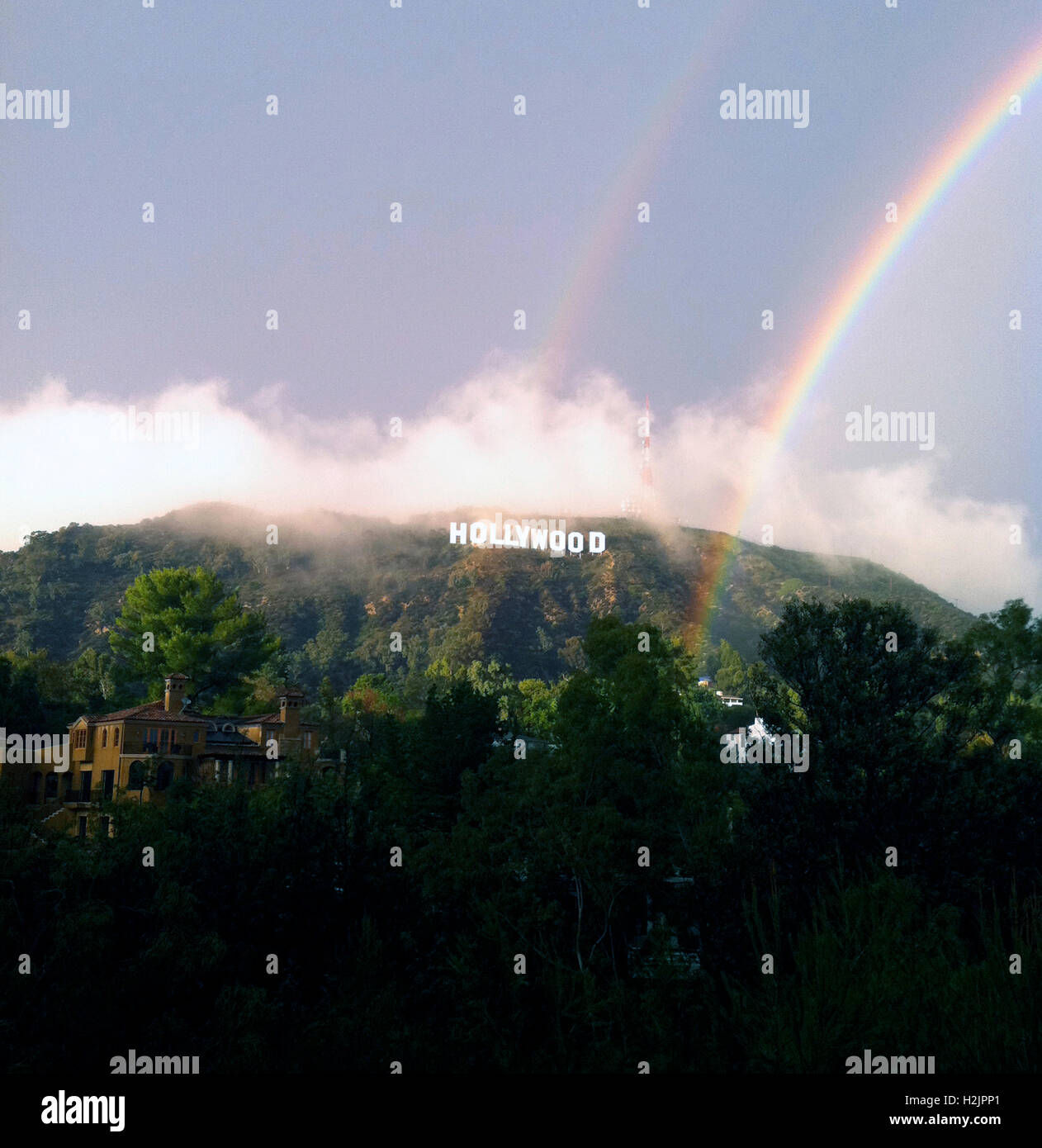 Hollywood-Schriftzug mit doppelter Regenbogen Stockfoto