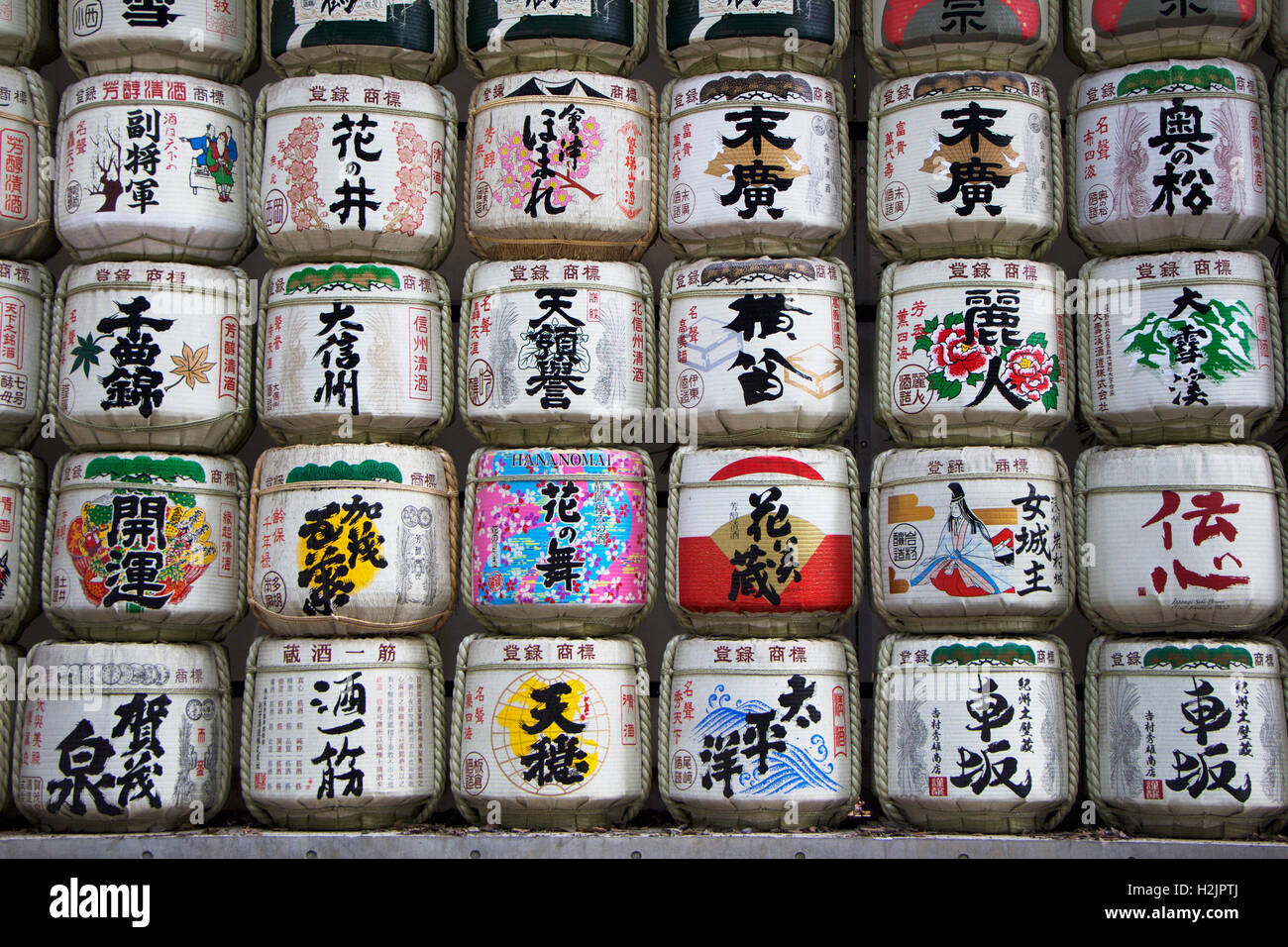 Sake-Fässer in Japan. Stockfoto