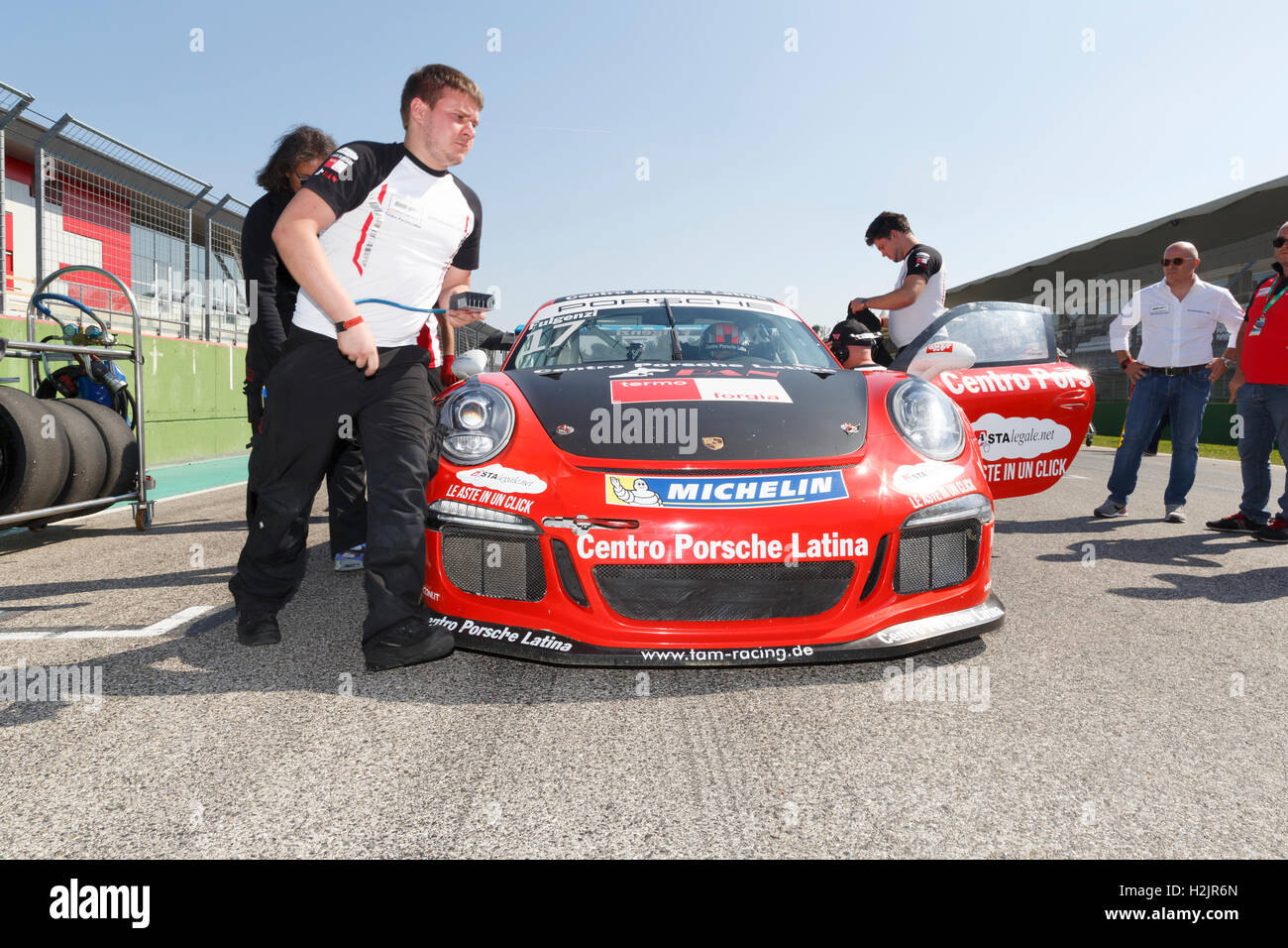 Imola, Italien - 25. September 2016: Autos auf der Strecke beim Rennen des Porsche Carrera Cup Italia-Car-Rennen in Imola Stockfoto