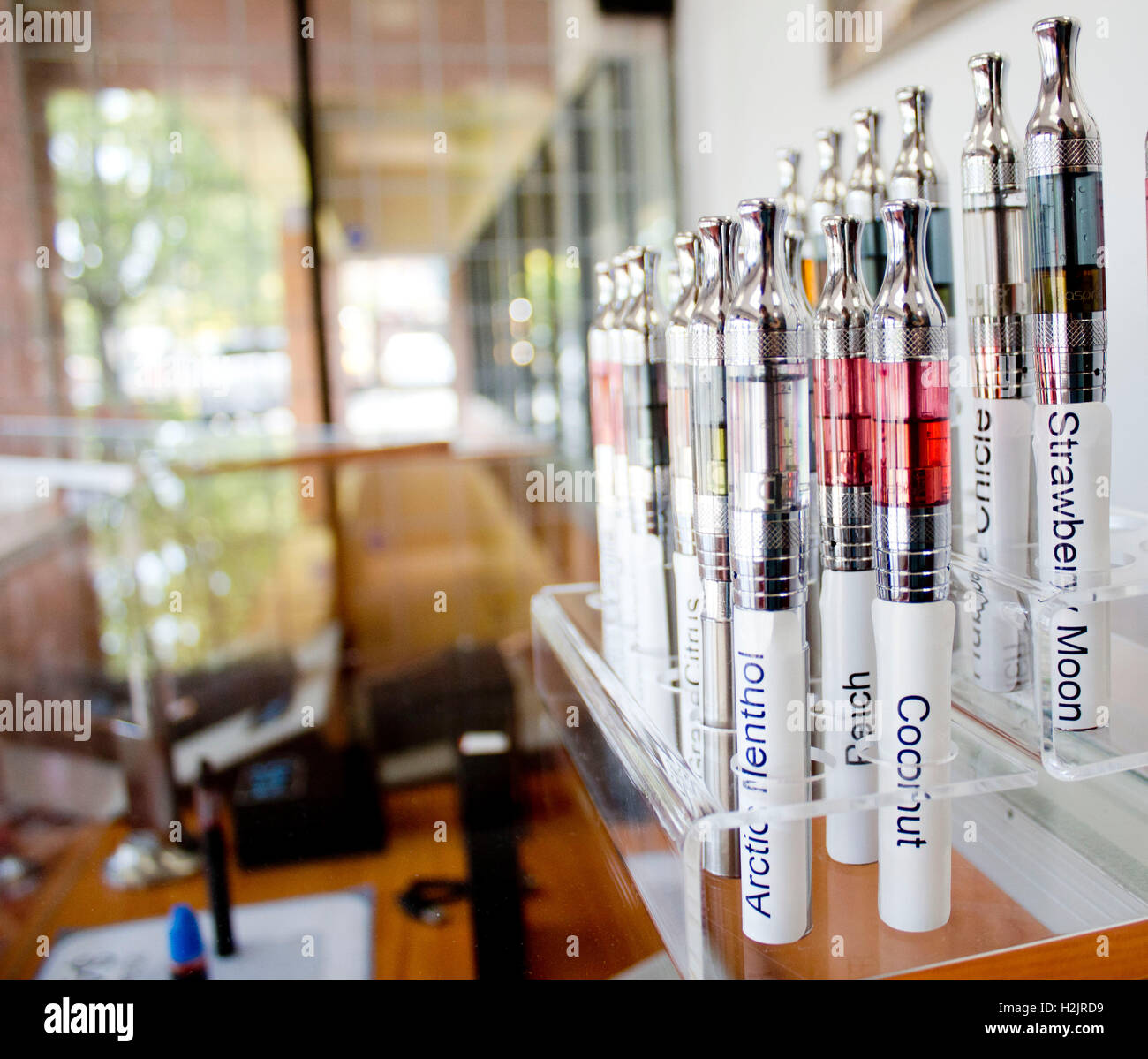 E-Saft Aromen für die Probe in einem Dampf-Store in elektronische Zigarette Shop. Stockfoto