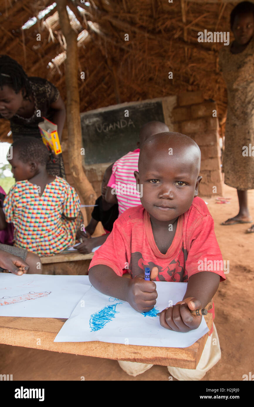 Die Teilnehmer üben Kunst und Zeichnung an einer Grundschule in Kaberamaido, Uganda. Stockfoto