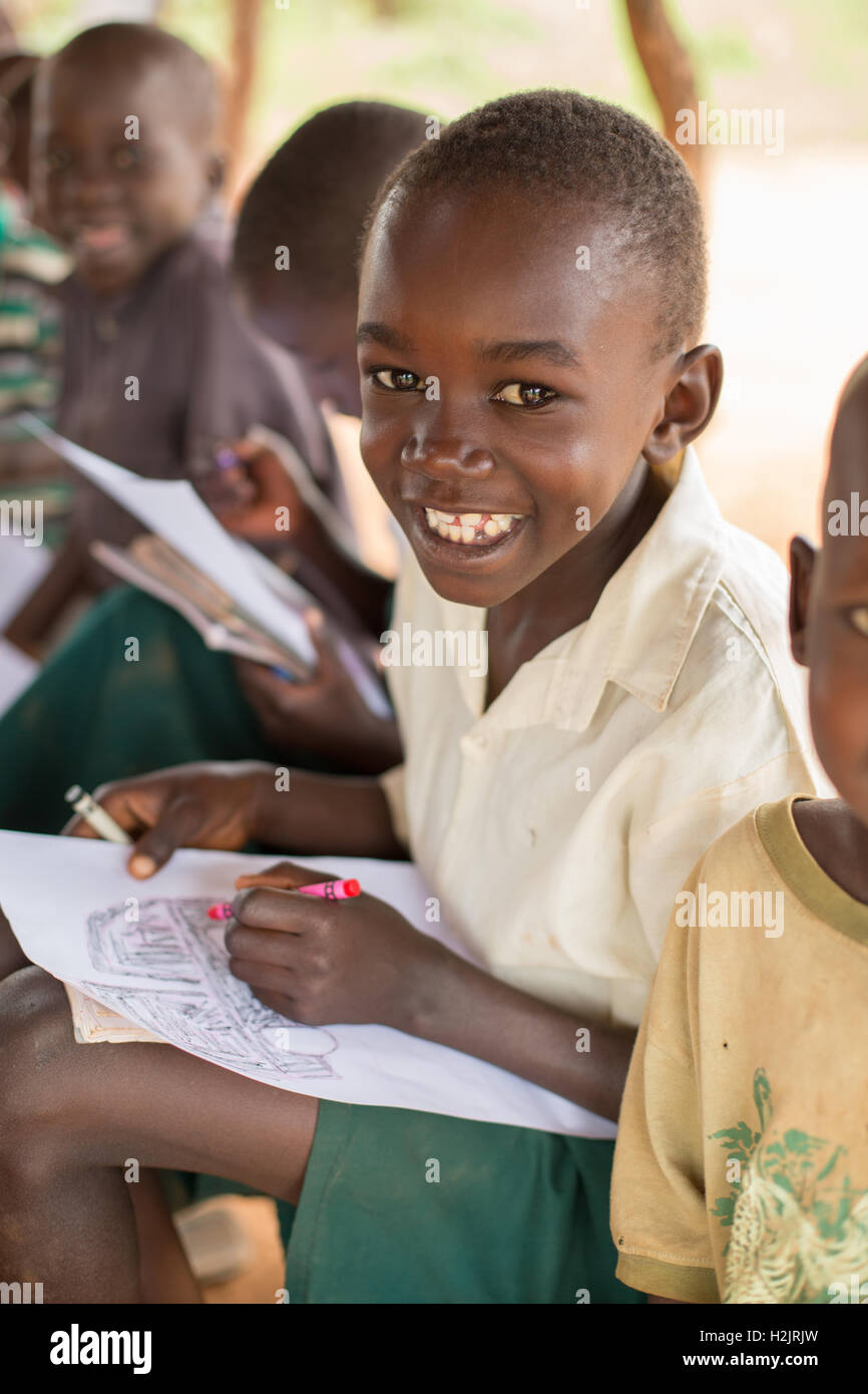 Die Teilnehmer üben Kunst und Zeichnung an einer Grundschule in Kaberamaido, Uganda. Stockfoto