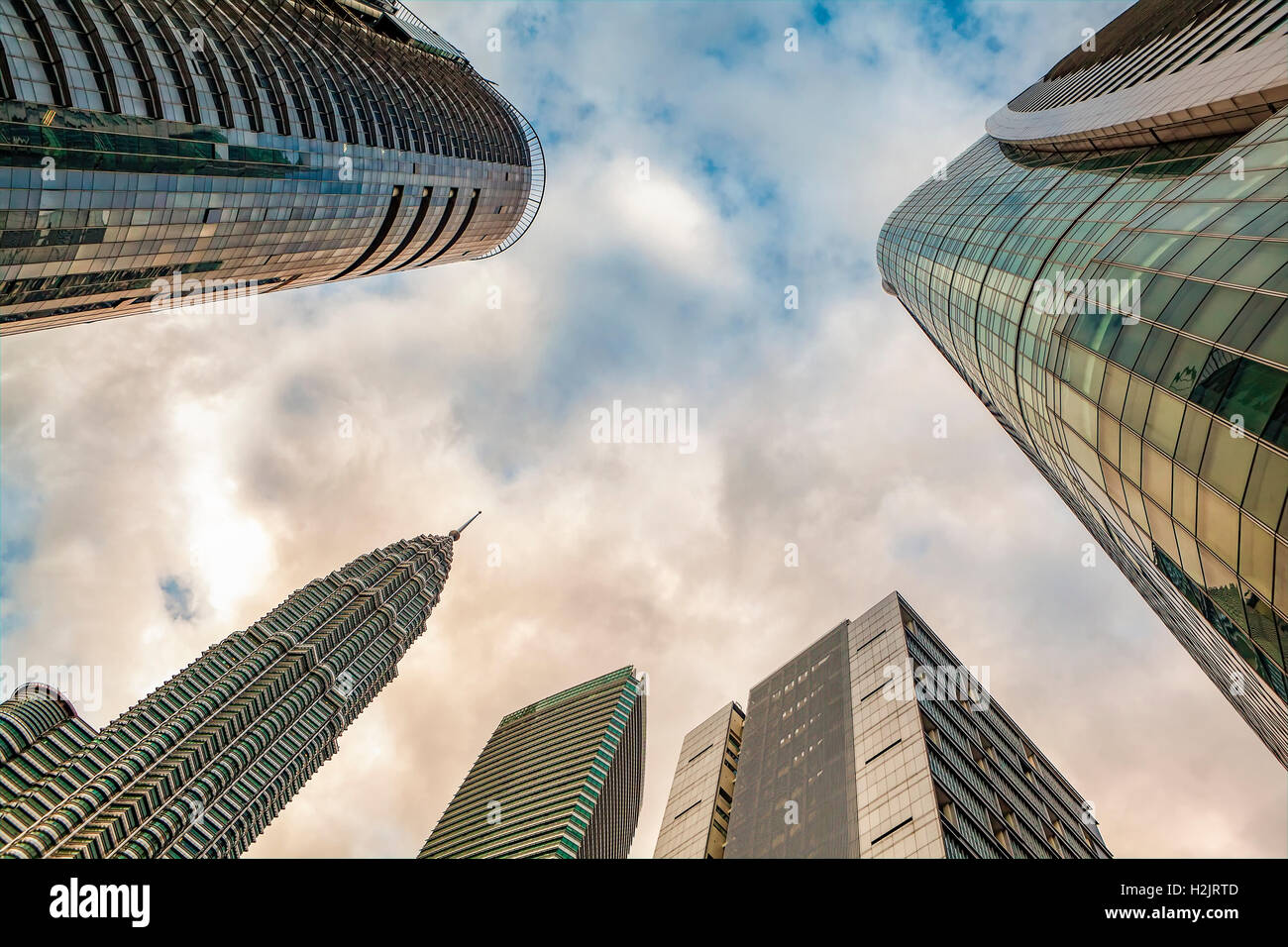 Ungewöhnliche Winkel von Petronas Twin Tower #2 und benachbarten Wolkenkratzer in Kuala Lumpur, Malysia. Stockfoto