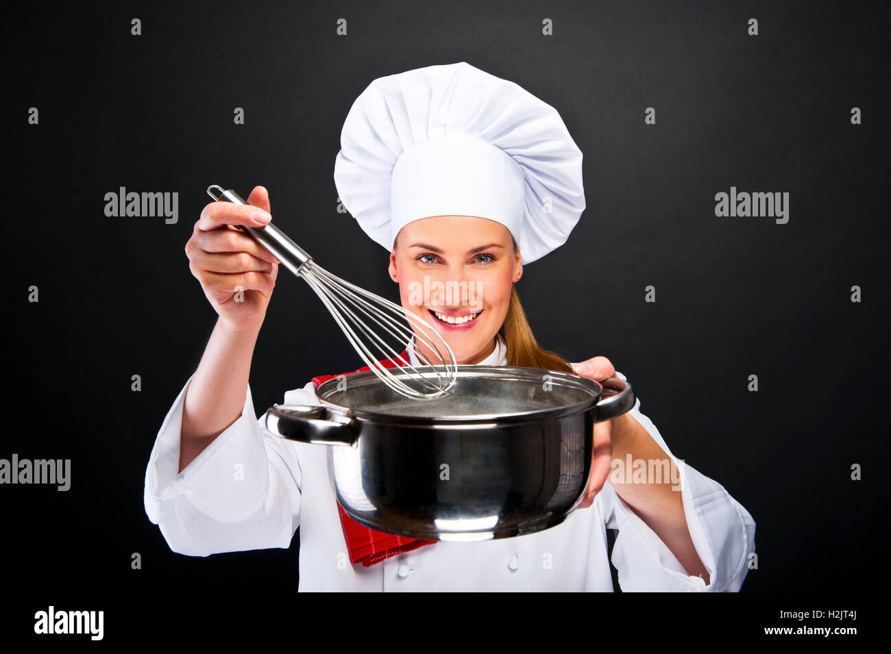 Kochen und Essen-Konzept - lächelnden Köchin mit Topf und andere tools  Stockfotografie - Alamy