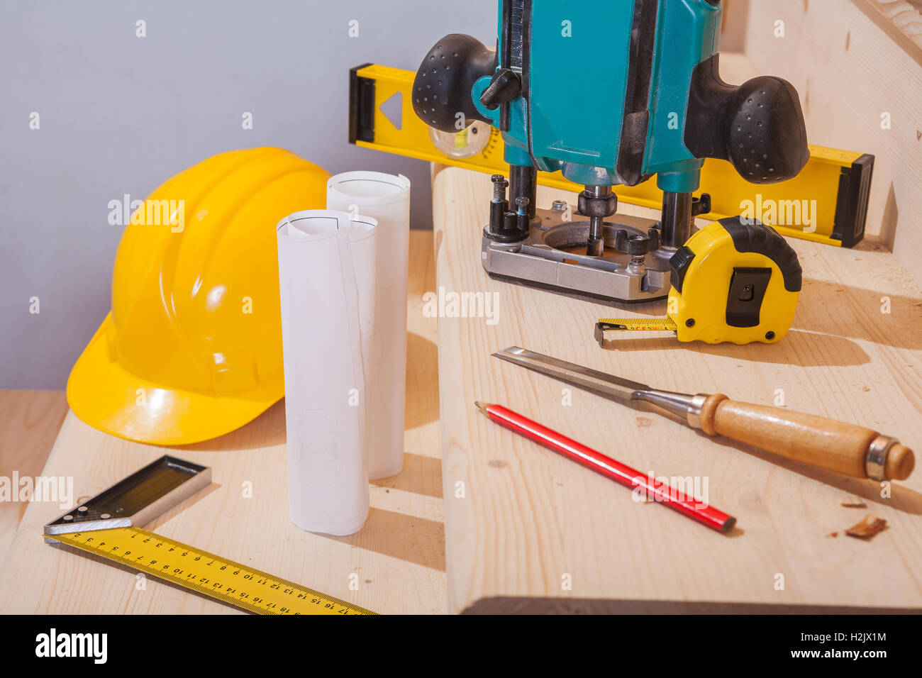 Blick auf Zimmerei Werkzeugsatz auf Stufen Holzleiter Stockfoto