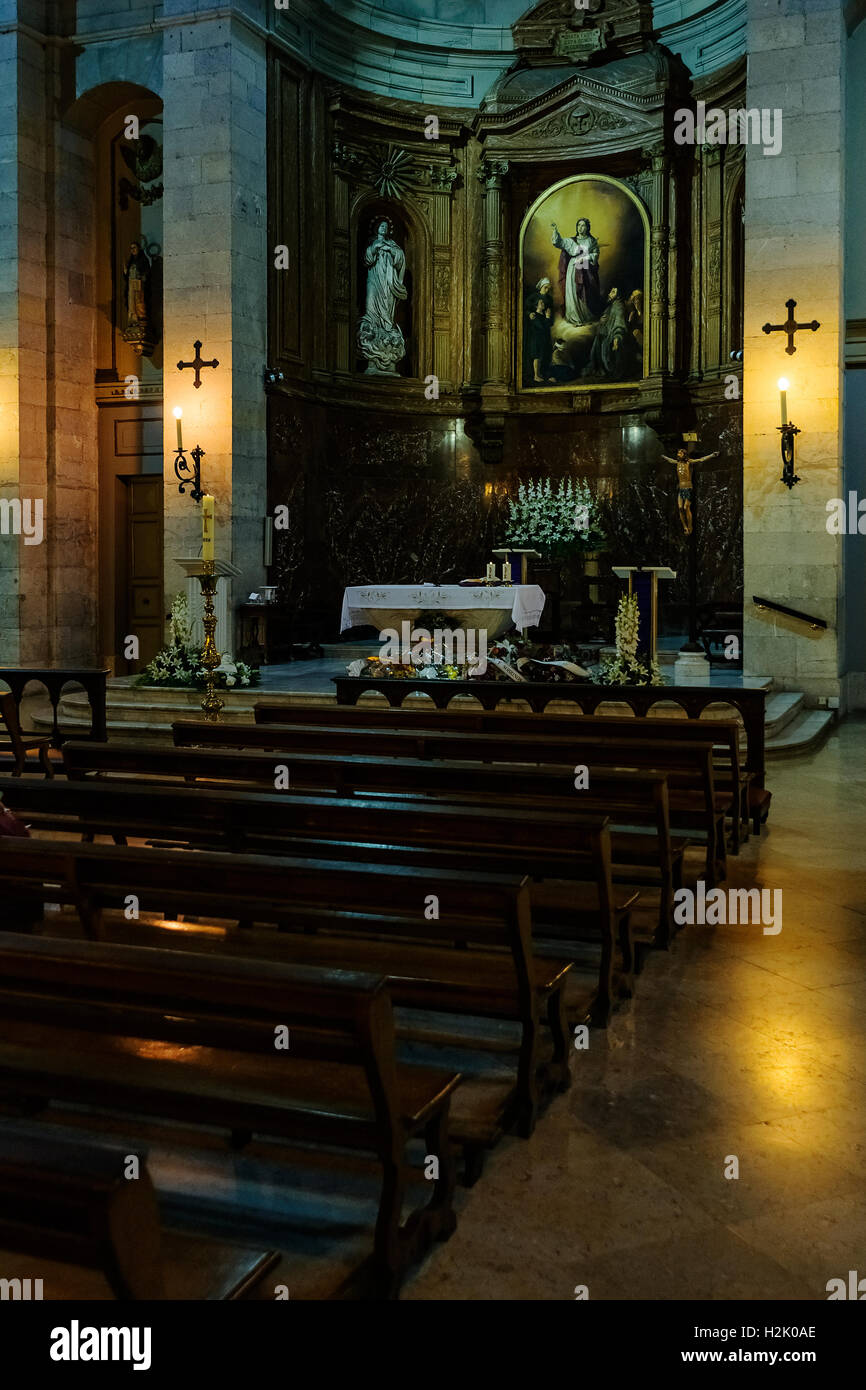 Im Inneren der Pfarrei Kirche Santa Lucia, Daoiz und Velarde Straße, Stadt Santander, Kantabrien, Spanien, Europa. Stockfoto