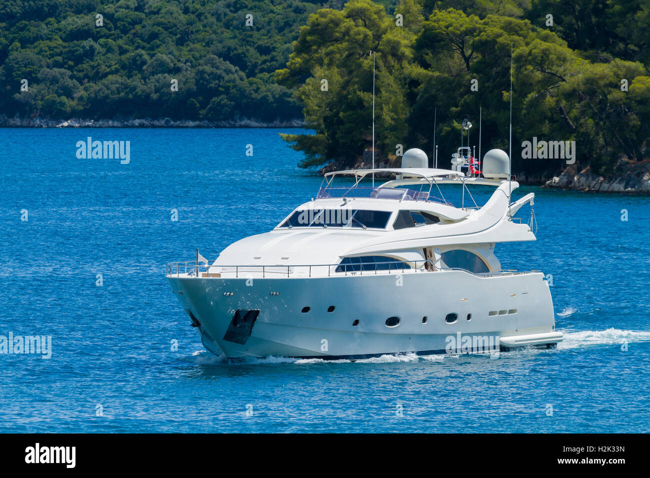 Luxus-Yacht, vorbei an der Insel Skorpios in Lefkada Griechenland Stockfoto