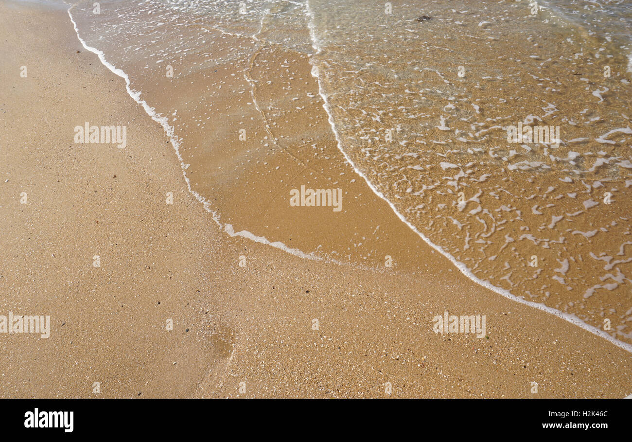 Top-Down-Schuss der Sand am Strand, mit der Flut herein. Stockfoto