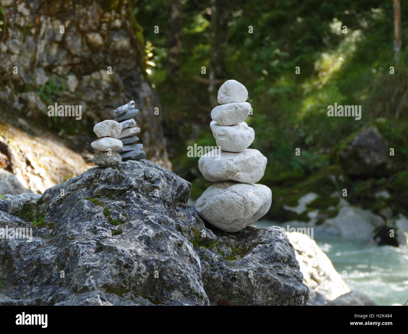 Bayern Zen Rock Stapeln Balancing Berchtesgadener Nationalpark Ramsau Natur lernen Studie Ramsauer Ache Europa Deutschland Stockfoto