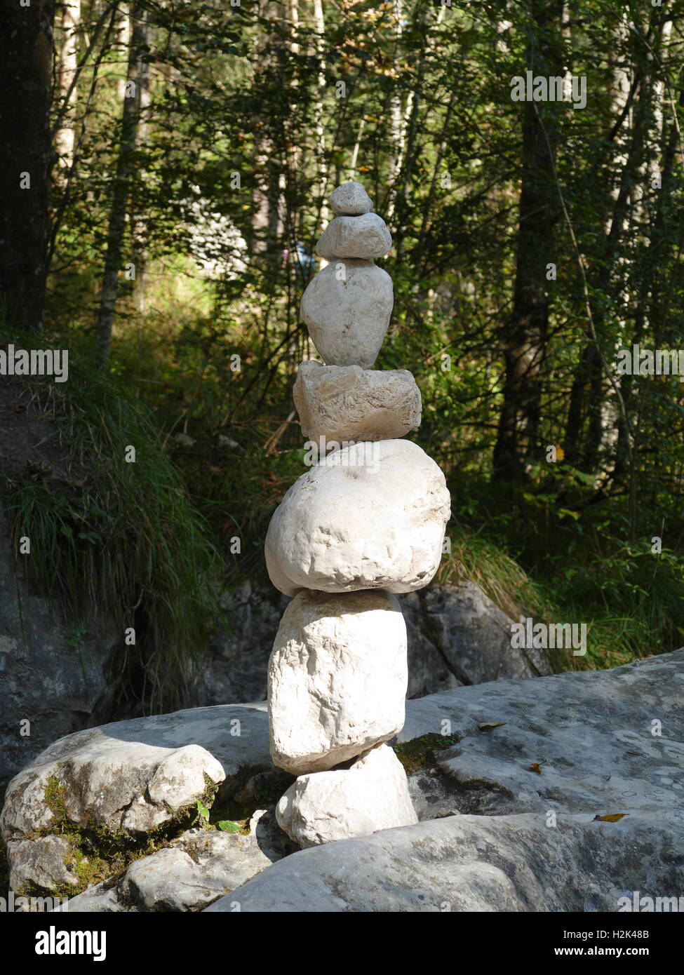 Bayern Zen Rock Stapeln Balancing Berchtesgadener Nationalpark Ramsau Natur lernen Studie Ramsauer Ache Europa Deutschland Stockfoto
