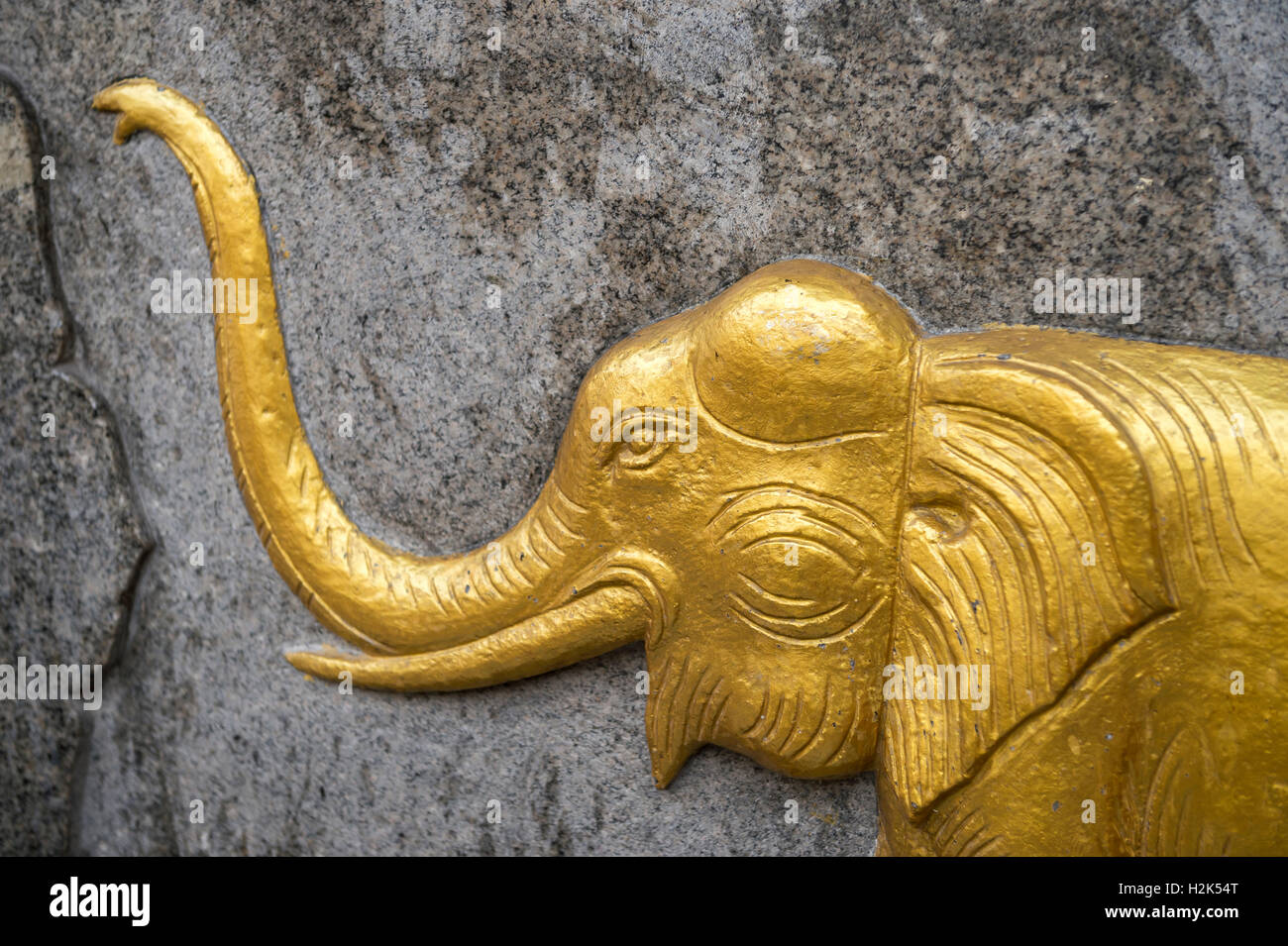 Goldene Deko Elefant in einem buddhistischen Tempel in Bangkok, Thailand Stockfoto