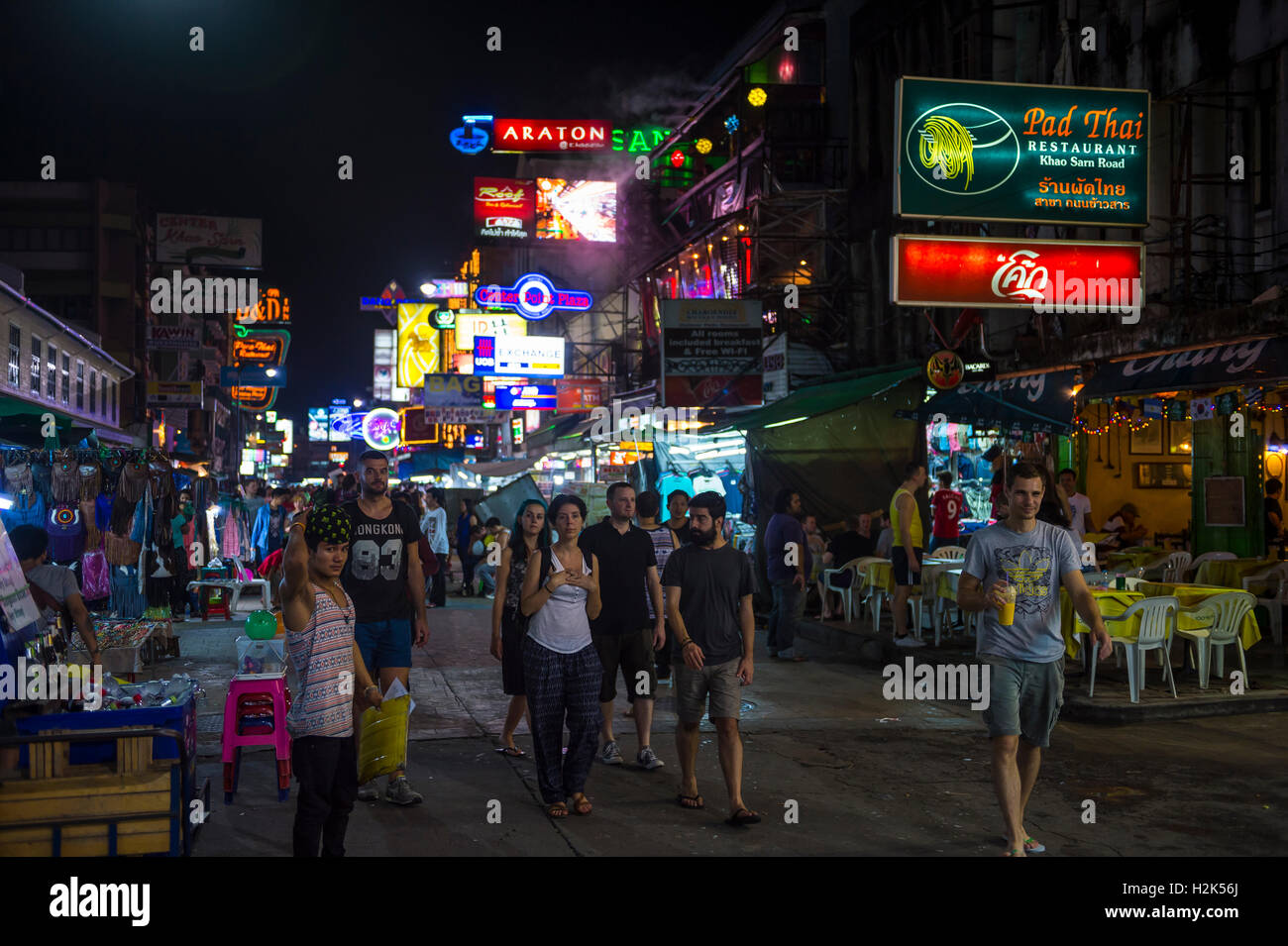 BANGKOK - 17. November 2014: Touristen, Kreditoren und wirbt Anteil der Fußgängerzone auf eine typische Nacht in der Khao San Road. Stockfoto