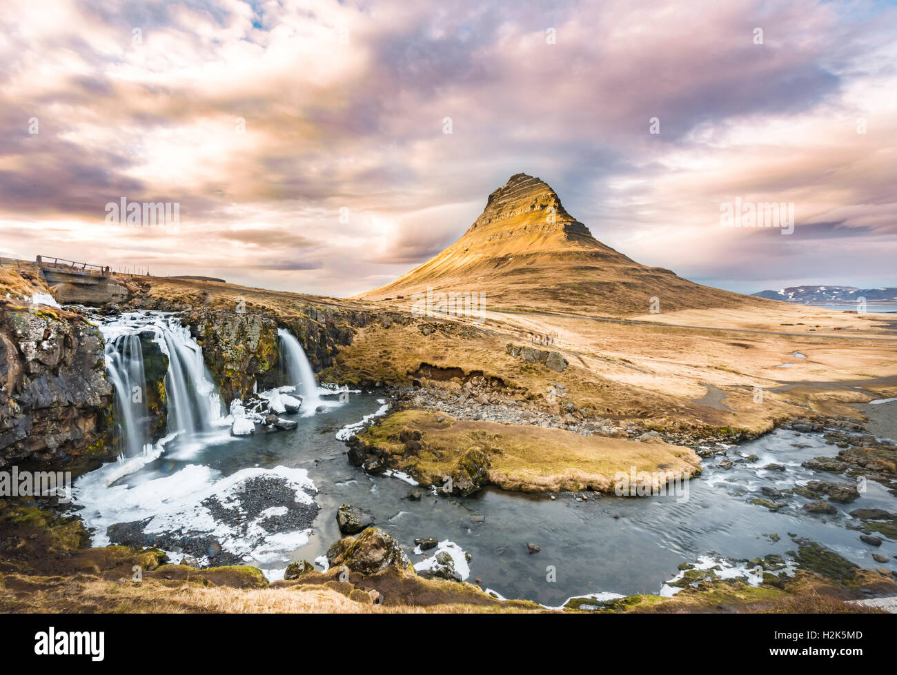 Berg Kirkjufell mit Kirkjufellsfoss Wasserfall, trübe Atmosphäre, Grundarfjörður, Snæfellsnes Halbinsel, Vesturland Stockfoto