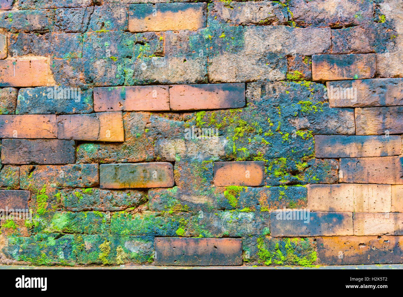 Alten verwitterten Mauer mit Moos, detail, Mỹ Son, My Son, Tempel der Stadt, Zentral-Vietnam, Quang Nam, Vietnam Stockfoto