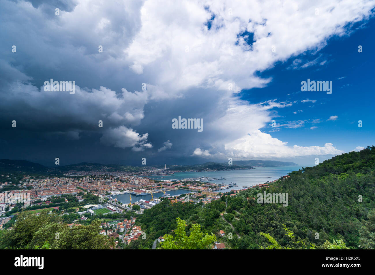 Große dunkle Gewitterwolke nähert sich La Spezia Stadt und Hafen, La Spezia, Ligurien, Italien Stockfoto