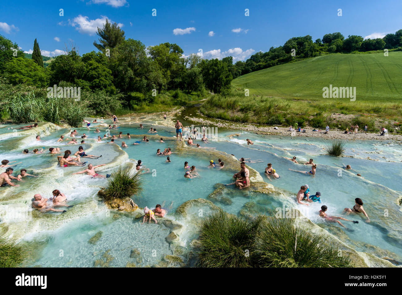 Menschen sind das Baden in den heißen Quellen von Saturnia Therme, Saturnia, Toskana, Italien Stockfoto