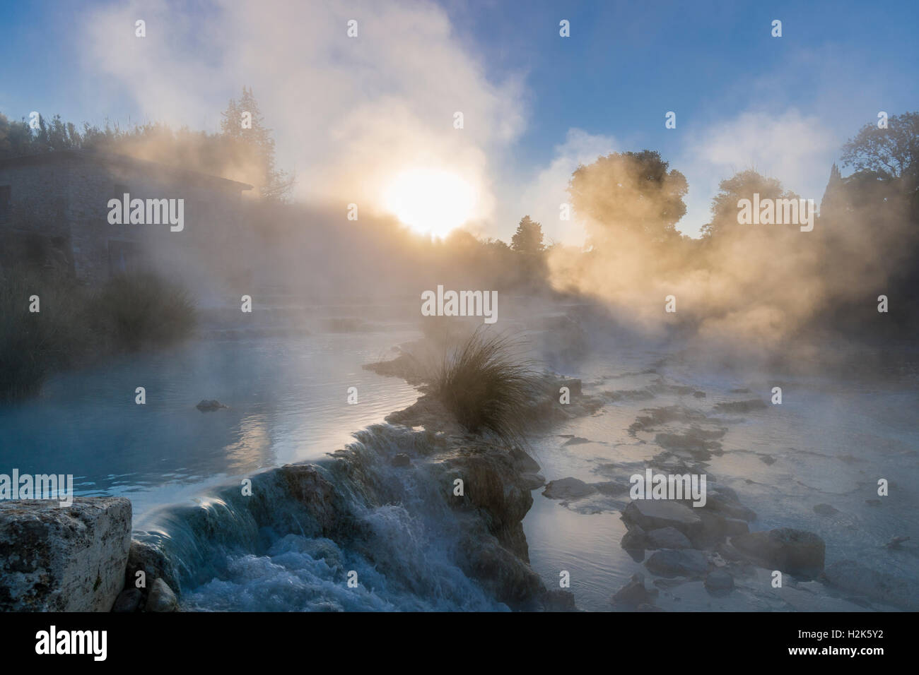 Dampf entsteht aus den heißen Quellen von Saturnia Therme am Morgen, Saturnia, Toskana, Italien Stockfoto