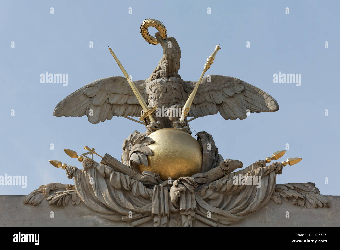 Kaiserliche Adler auf Globus mit Zepter, Schwert und Krone, Portal,  Gloriette, Schloss Schönbrunn, Hietzing, Wien, Österreich Stockfotografie -  Alamy