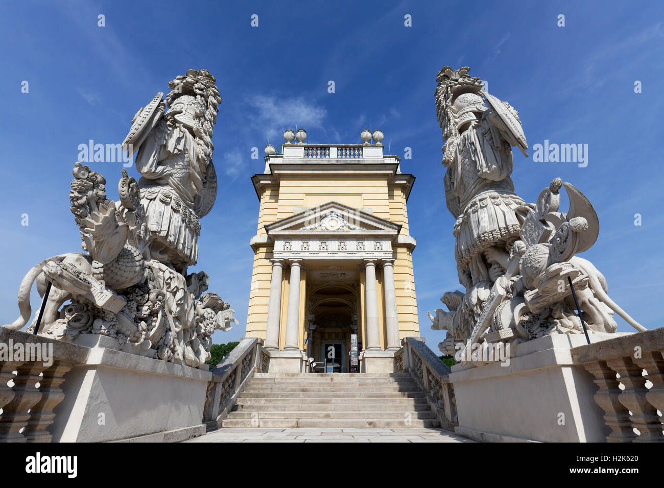 Treppe zum Gloriette, antiken römischen Trophäen und Rüstung, Schloss Schönbrunn, Hietzing, Wien, Österreich Stockfoto